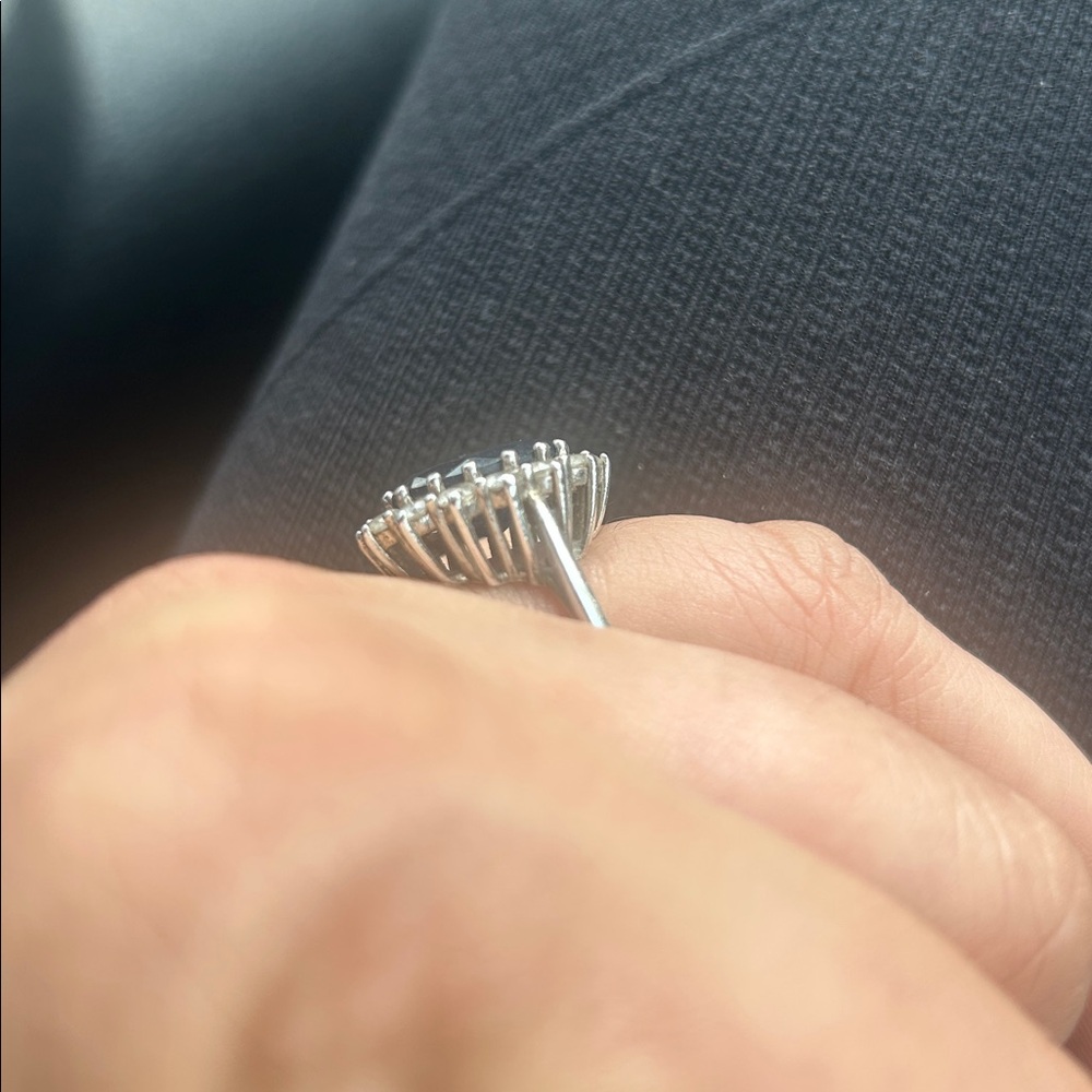 Elegant Sapphire colored Gemstone Ring - Picture 3 of 3